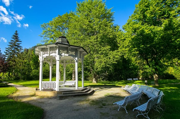 Bild zeigt Kurpark in Jachymov Kurort in Tschechien