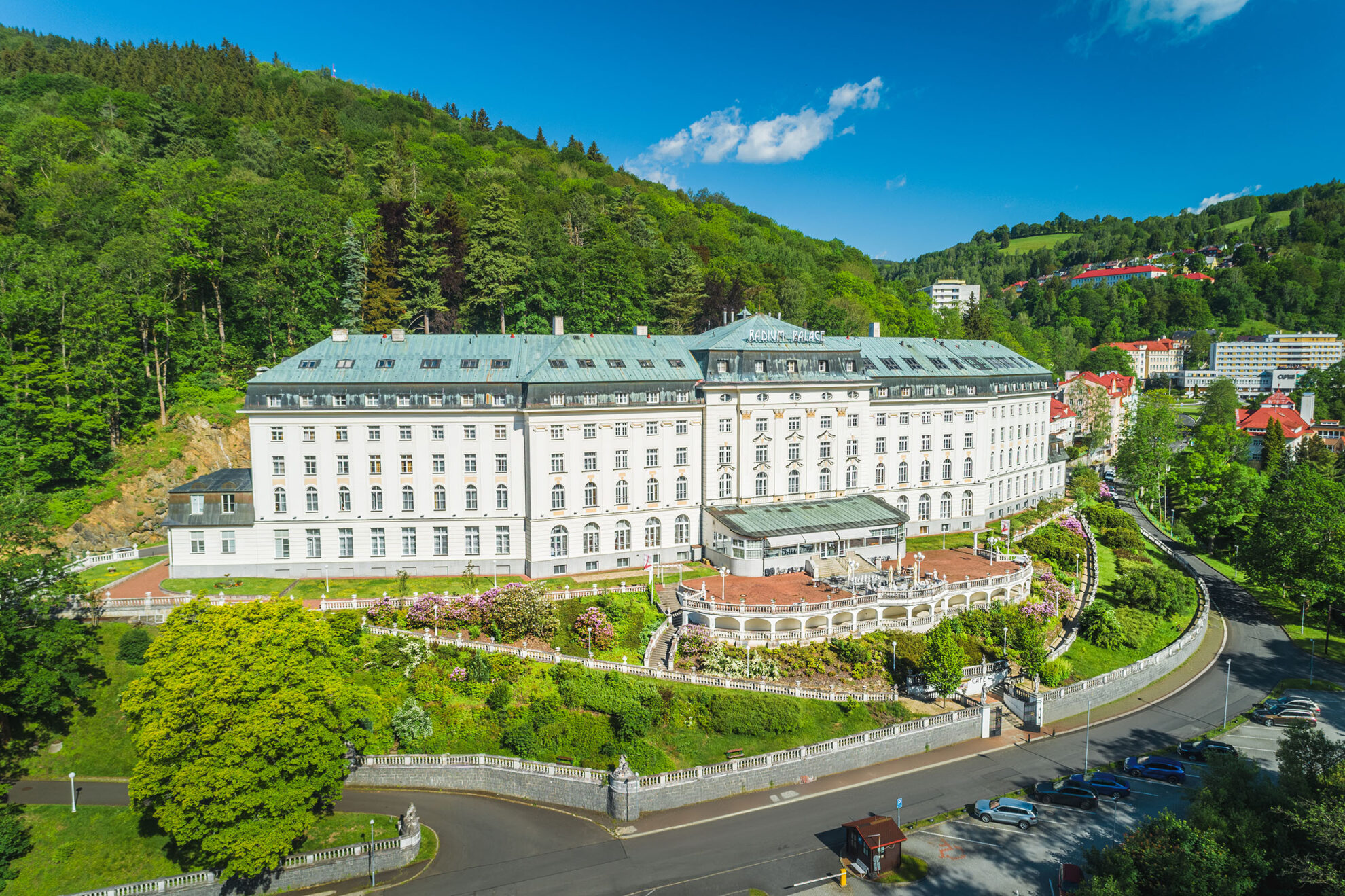 Bild zeigt Aussenansicht vom Hotel Radium im Kurort Jachymov